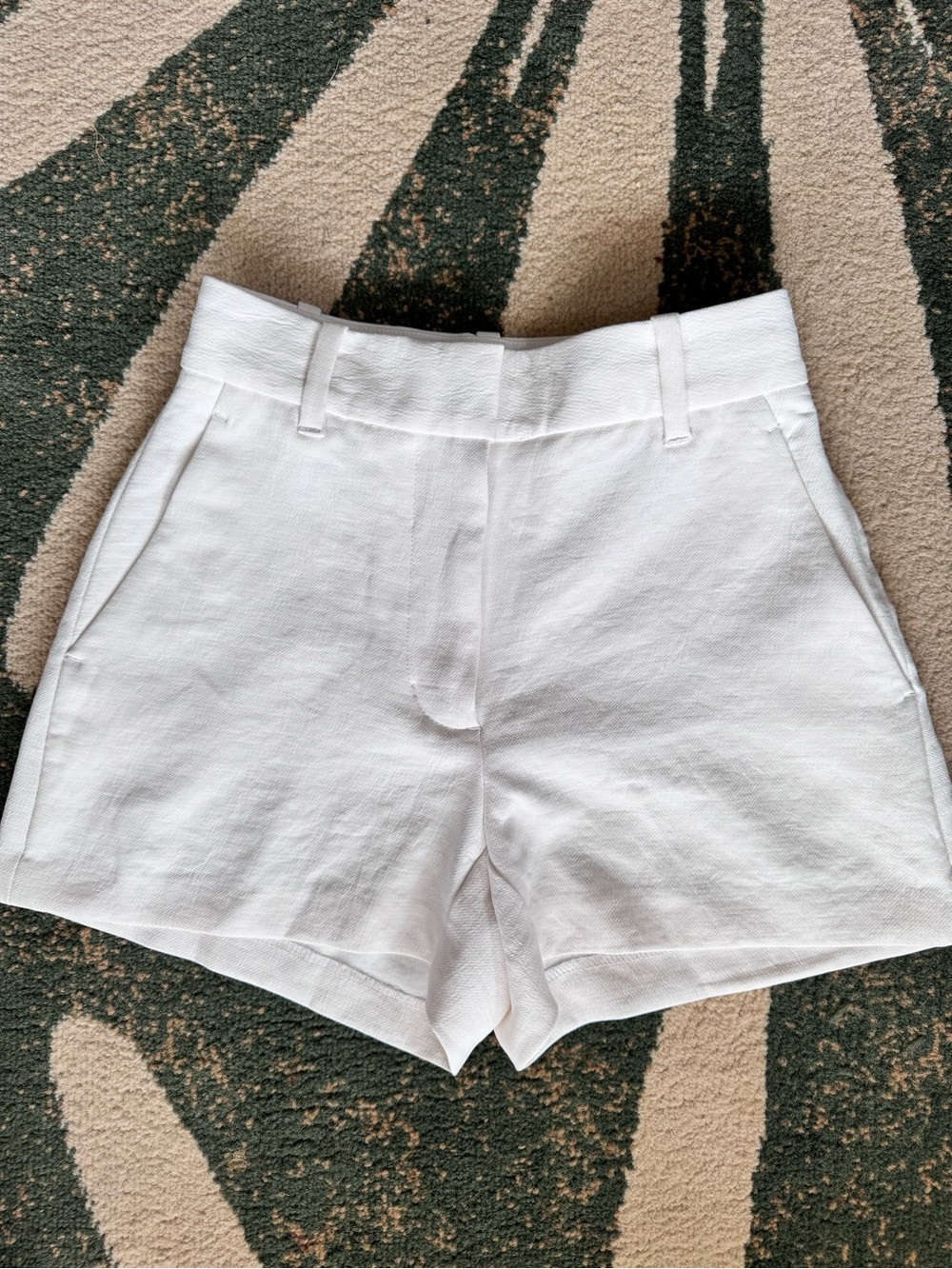 Aritzia 'Wilfred “The Effortless Short' in white/cream colour